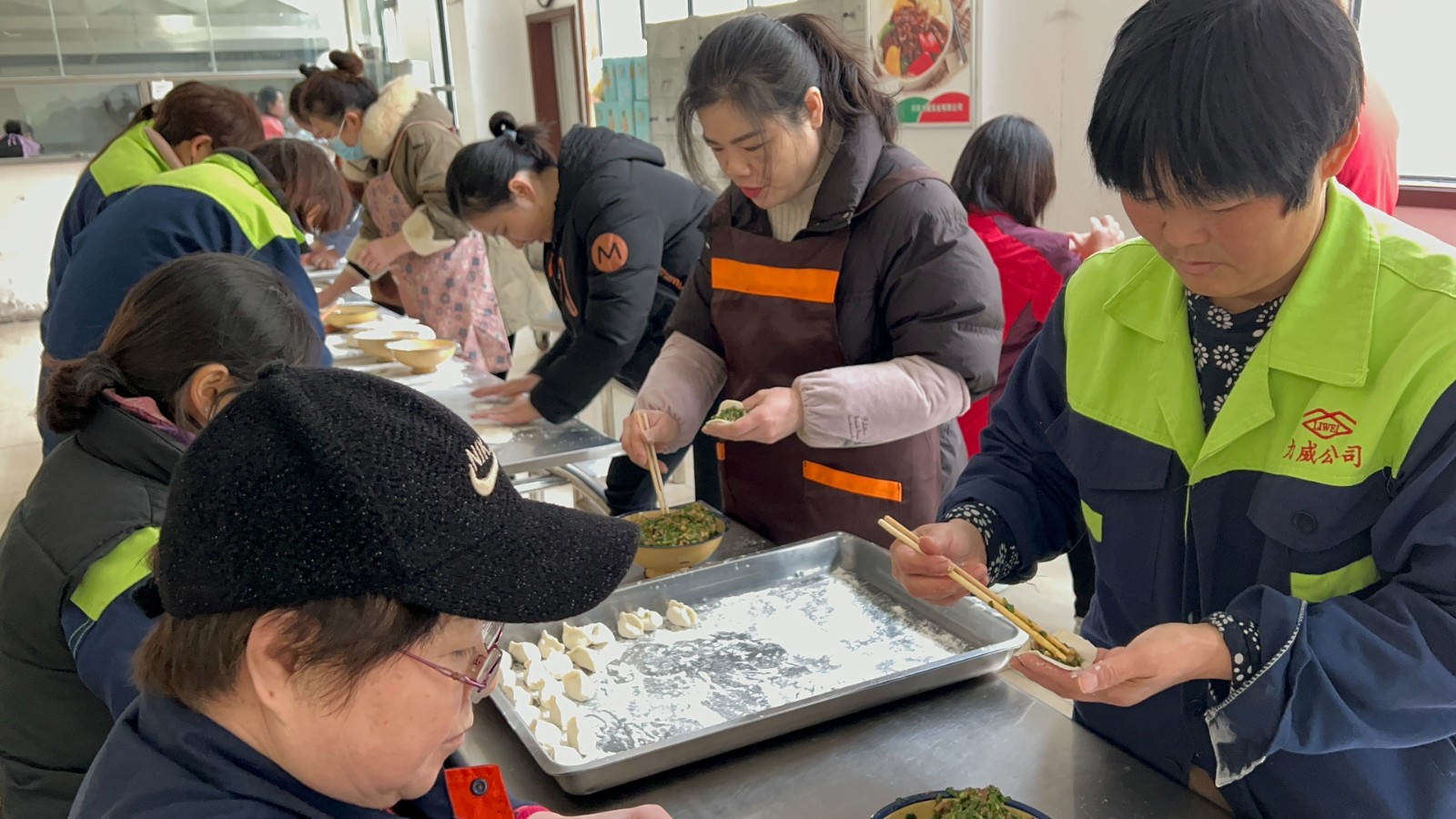 【力威新闻】冬至暖阳、饺香情长